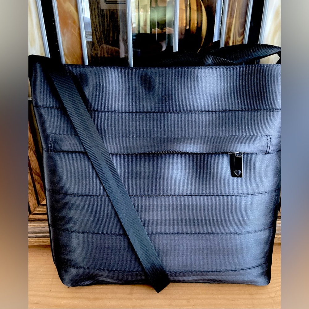 Very Excellent Condition Harveys x 
Pure Detroit Streamline Crossbody Bag.